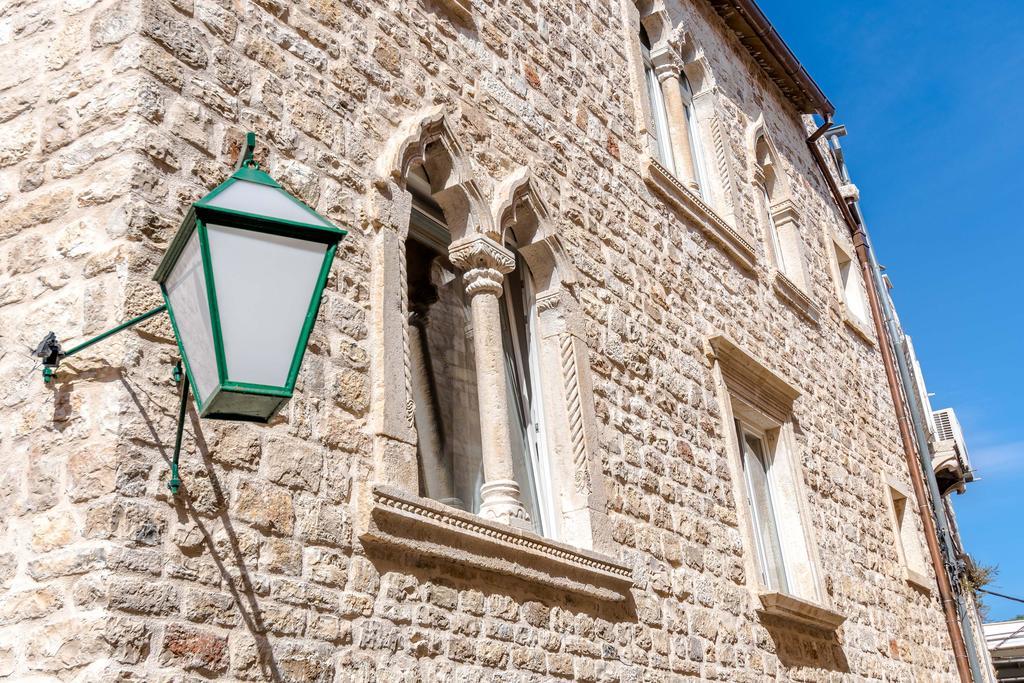 Heritage Suites Zanini Хвар Екстериор снимка